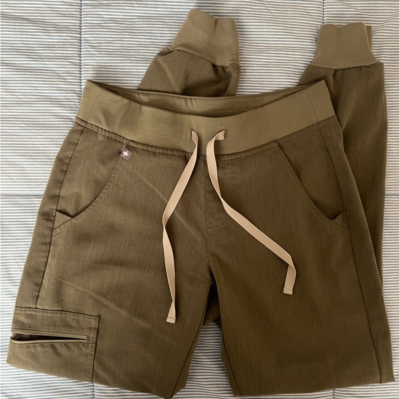 FIGS heather olive scrub top and bottom set - Picture 4 of 6